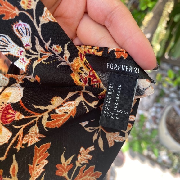 Black forever 21 floral romper - Picture 6 of 6